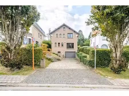 villa proche de stockel avec piscine