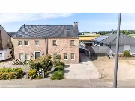 maison semi-mitoyenne dans un cadre verdoyant