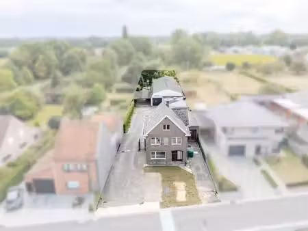 maison 4 façade avec hangar/dépôt à l'arrière