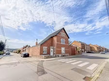 villa d'exception avec terrain  parking et 2 garages !