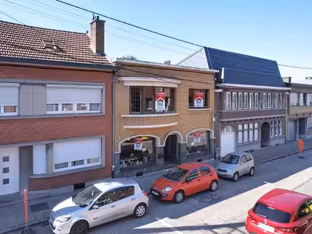 maison de commerces (2 commerces + 1 appartement) à ans