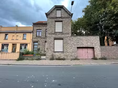 maison 3 façades moderne avec carport et jardin