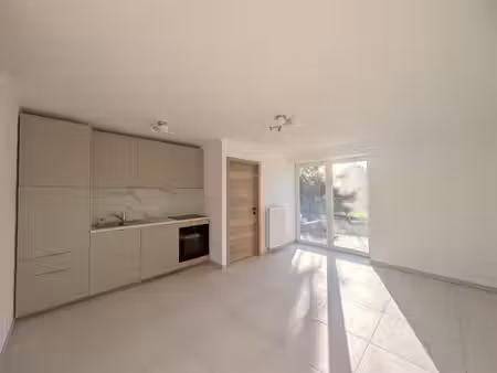 appartement entièrement rénové 1 chambre avec extérieur.