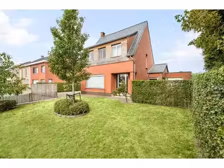 maison avec grand garage et entrepôt sur 1 085 m².