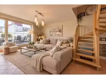 appartement spacieux avec 3 chambres et 2 salles de bains à