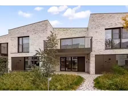 maison neuve moderne avec de grandes terrasses et un double