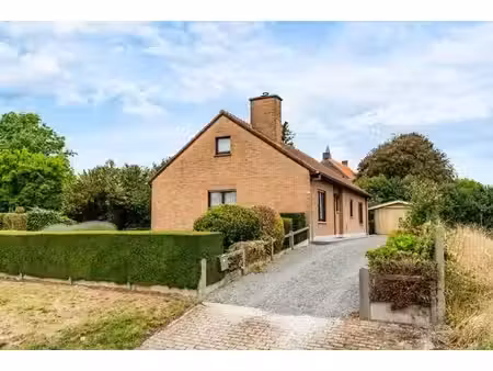 vrijstaande woning met garage  veranda en tuin