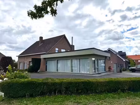 ruime woning met 5 slaapkamers  winkelruimte én magazijn!