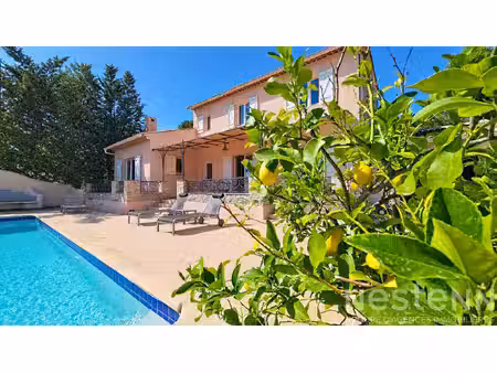 maison de 125m2 avec 3 chambres  un garage  une piscine et un pool house sur 2500m2 de par
