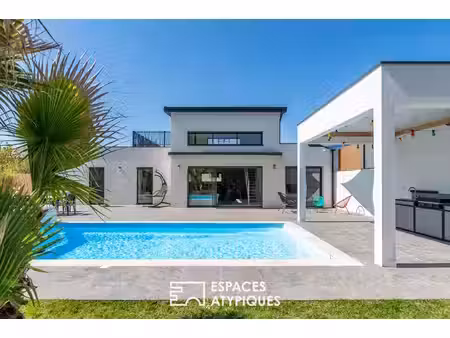 lumineuse maison contemporaine et sa piscine