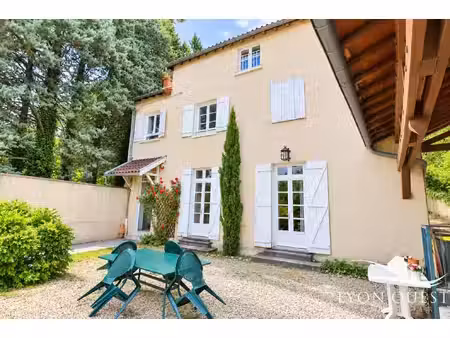 maison de ville de caractere chargee d'histoire
