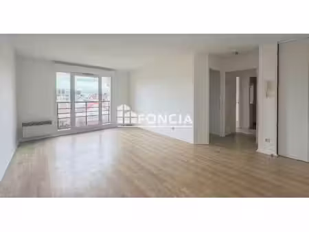 2 pièces au dernier étage proche de tout (gare  commerces)  avec box + cave dans résidence