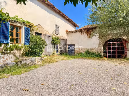 maison de campagne avec grand terrain à st clément les places
