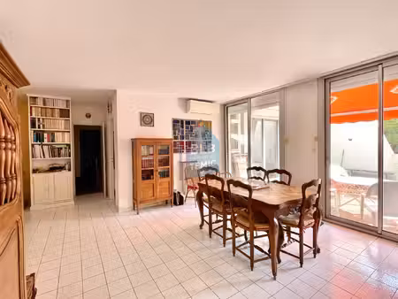 grand appartement avec garage en sous-sol
