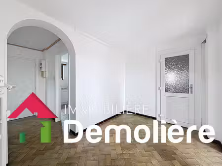 appartement de 3 pièces rénové de 70 m² au dernier étage av