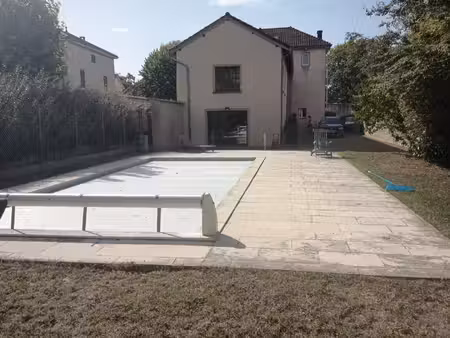 maison de caractère idéalement située à proximité des commerces.