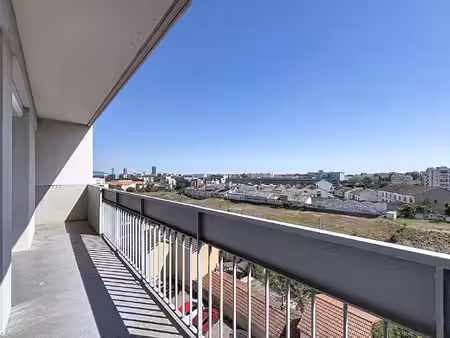t4 climatisable au dernier étage balcon cave et parking
