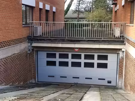box garage fermé dans parking sous terrain