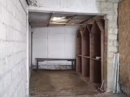 box de garage qui ferme à clé  9m sur 3m.