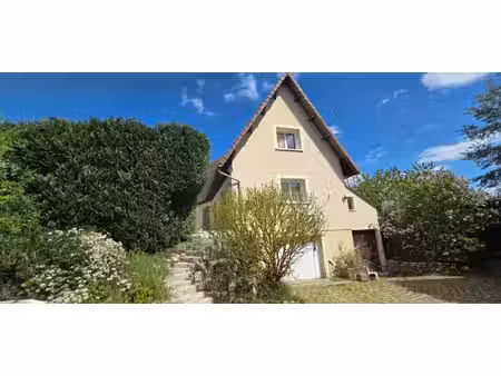 maison familiale avec mode de vie plain-pied et grand jardin arboré.