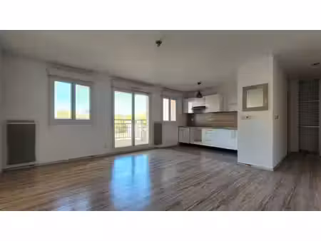 appartement 3 pièces récent avec terrasse et parkings