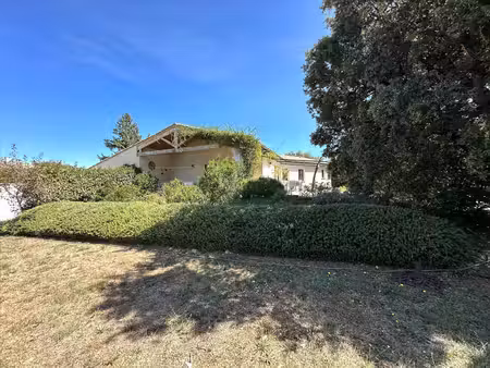 maison récente sur un terrain de 2 400 m². piscine et garage. bel environnement.