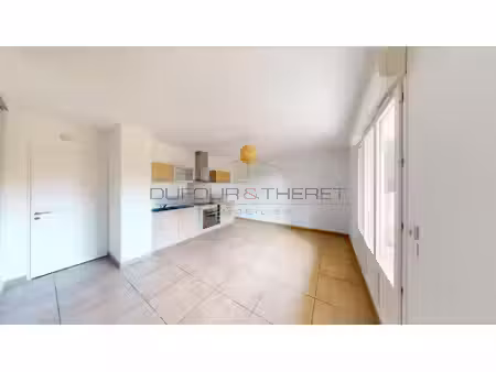 appartement f3 avec terrasse  parking et box