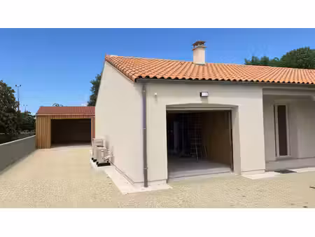 maison de plain-pied entièrement rénovée avec double garage ? marigny (79360)