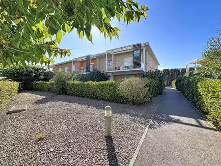 beau t2 lumineux avec terrasse et parking privé