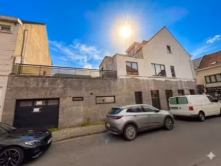 handelspand met duplex-appartement op commerciële ligging!