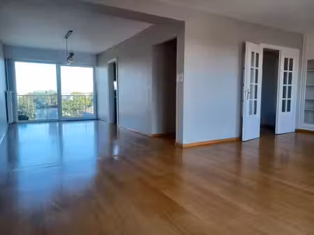 grand appartement rénové proche gare