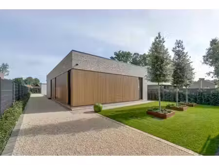 luxe gelijkvloerse villa met zwembad & multifunctioneel poolhouse te lanklaar