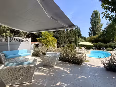 villa avec piscine aux portes d'un village avec commerces  à 3 km d'uzès.