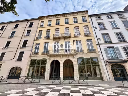 location local professionnel 135m²