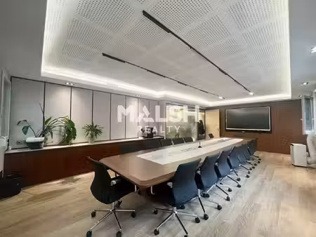 location local professionnel 72m²