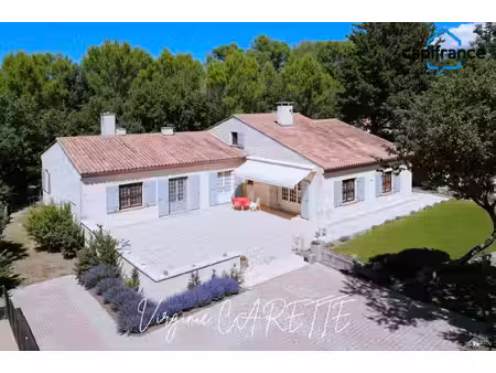 propriété: 2 maisons sur 4 hectares en position dominante