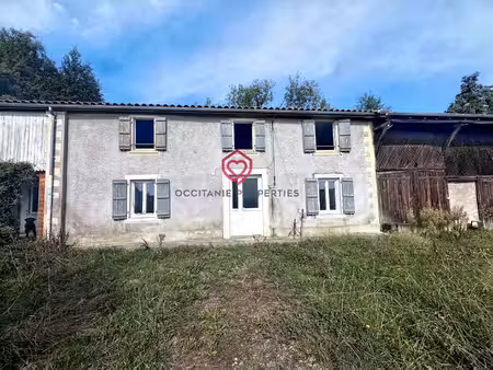 propriété de ville avec du caractère à rénover avec de vastes dépendances et 825 m² de ter