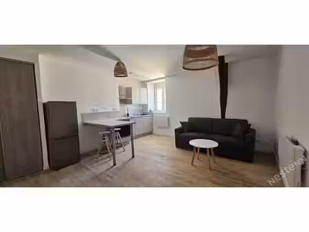 charmant studio meublé à louer au dernier étage à chalon-sur-saône