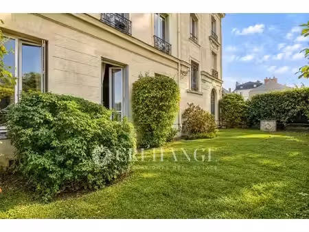 location meublée : appartement de charme avec jardin privatif au cœur de ville