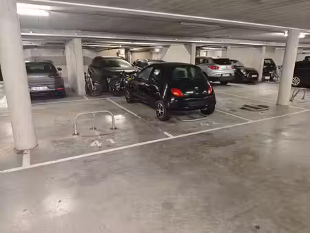 3 place de parking couverte avec vidéosurveillance à louer