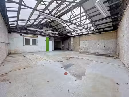 grand entrepôt disponible dans le centre d'ottignies