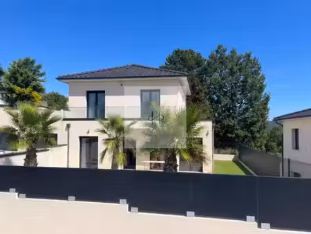 villa contemporaine de 2024 avec piscine
