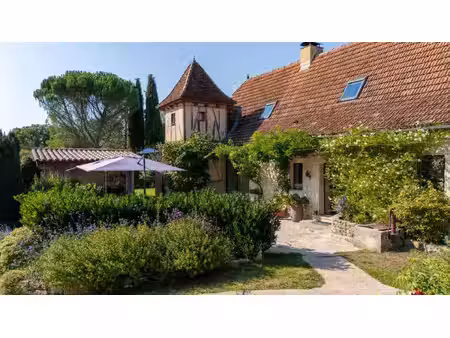 maison en pierre immaculée avec maison d'hôtes  piscine  spa et jardins paysagers.