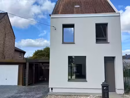 maison rénovée avec carport et jardin