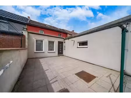 maison avec terrasse et beau potentiel a renover