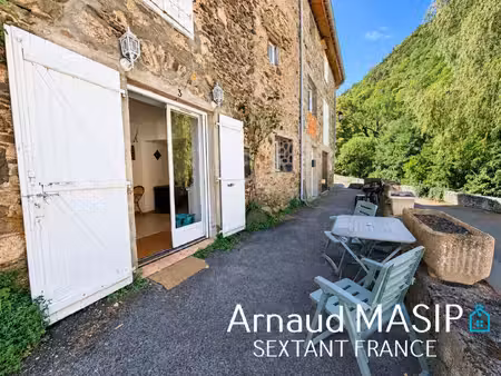 maison en pierres avec atelier dans village tranquil prise