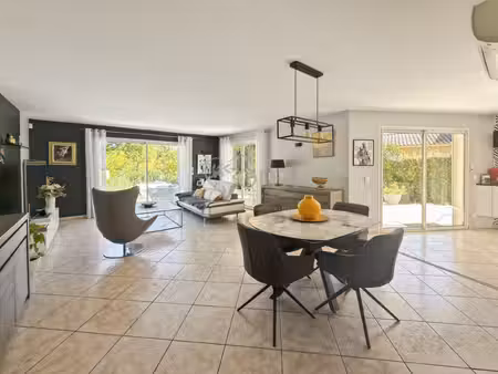 villa plain-pied avec piscine et magnifique jardin 2150m²
