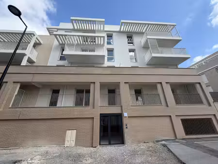 monteux (34) t2 de 45 m2 avec terrasse 9 m2 et un pk