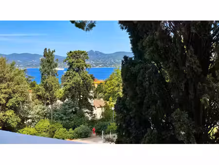 saint-tropez : studio traversant dans résidence historique à deux pas du port