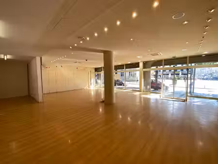 location local commercial